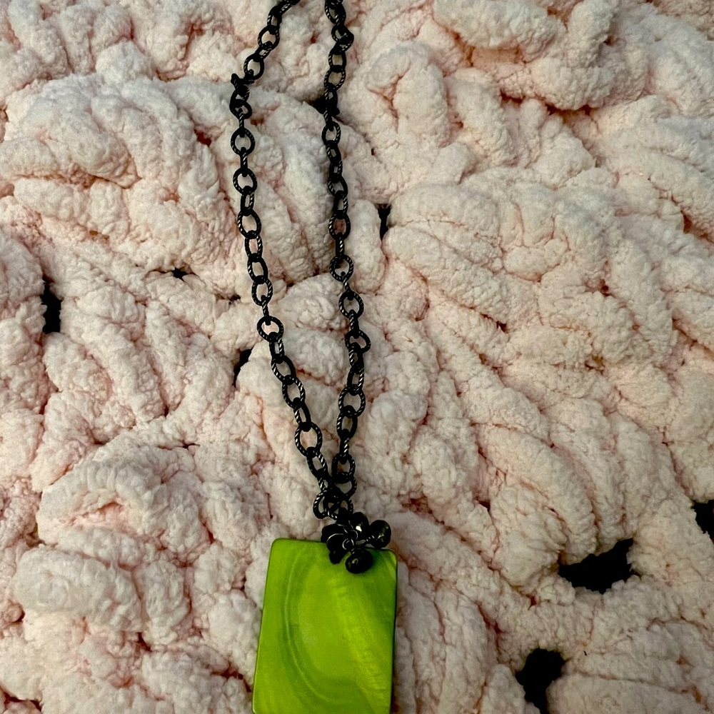 Link necklace with square green accent